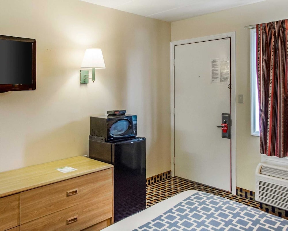 Econo Lodge Franklin Springboro - photo 13