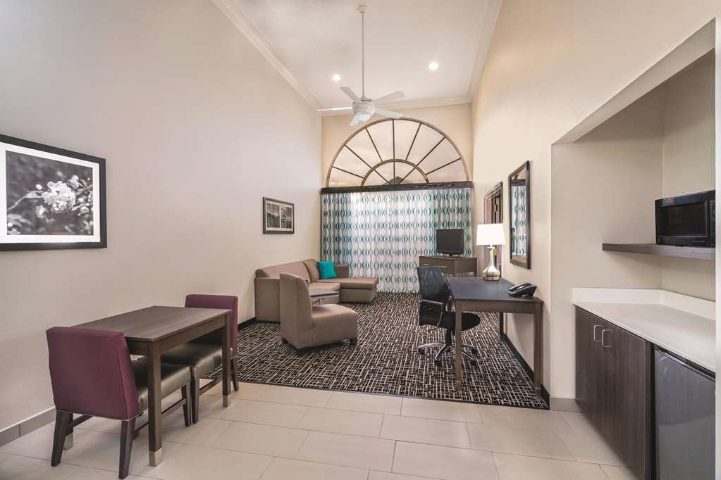 La Quinta Inn & Suites by Wyndham Loudon - photo 36