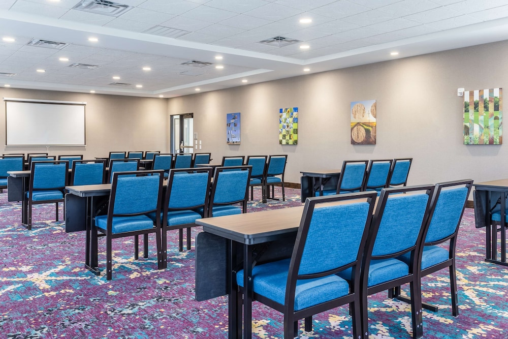 Hampton Inn and Suites Guymon - photo 35