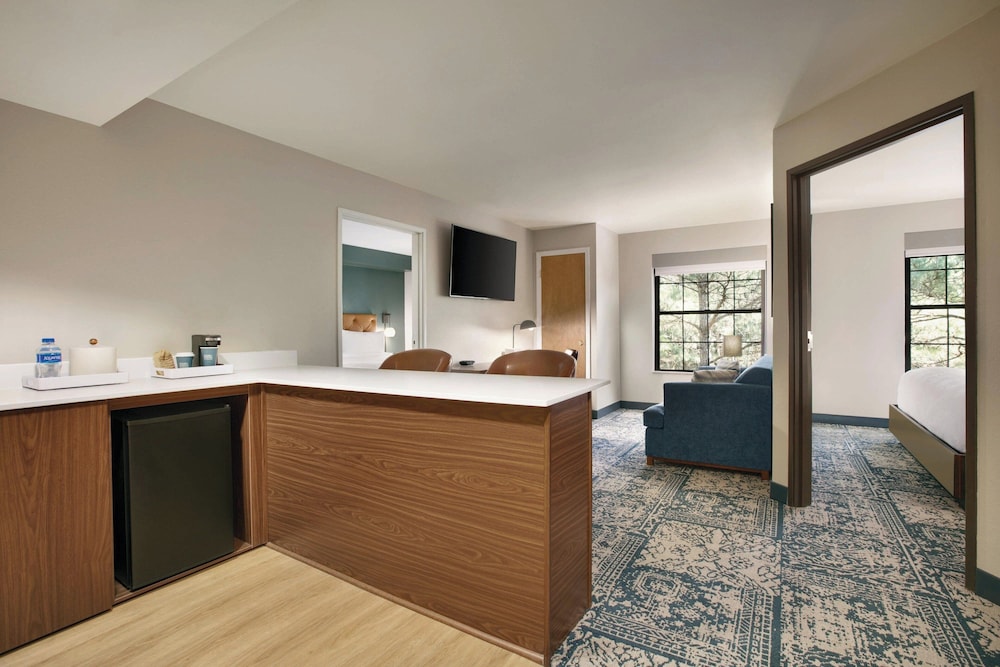 Four Points by Sheraton Raleigh Arena - photo 16