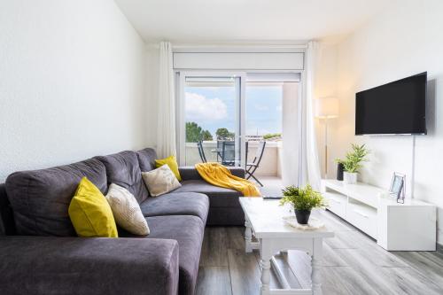 Penthouse Sea Views & 5min To Beach Fast Wifi AC — hotel in Creixell