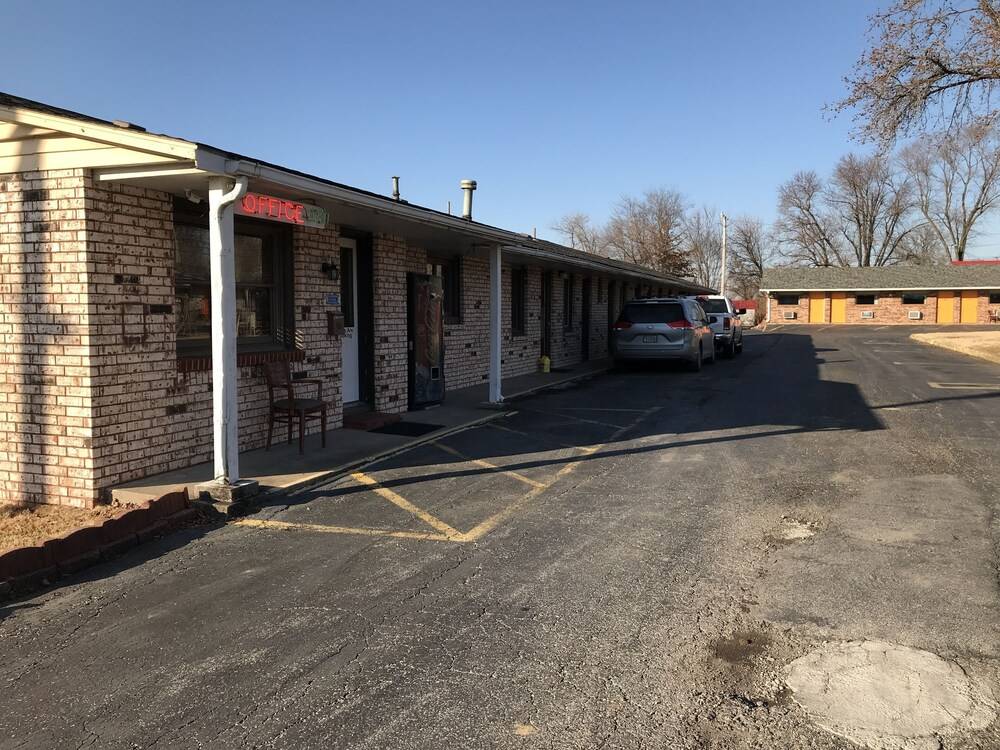 C&H Motel El Dorado Springs - photo 20