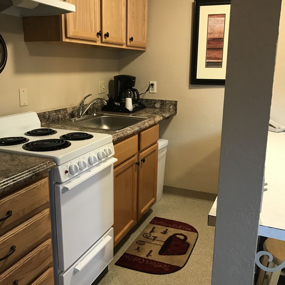 Lakeshore Inn & Suites - photo 15