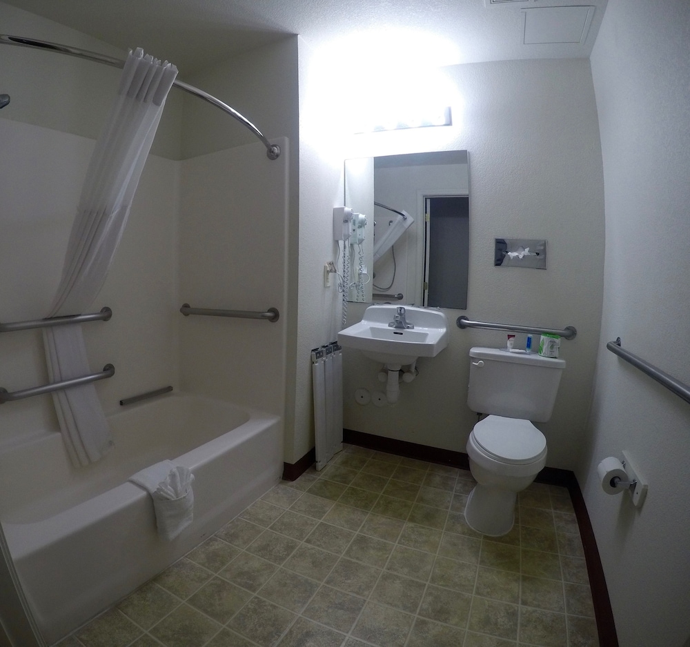 Rodeway Inn Goddard - photo 13