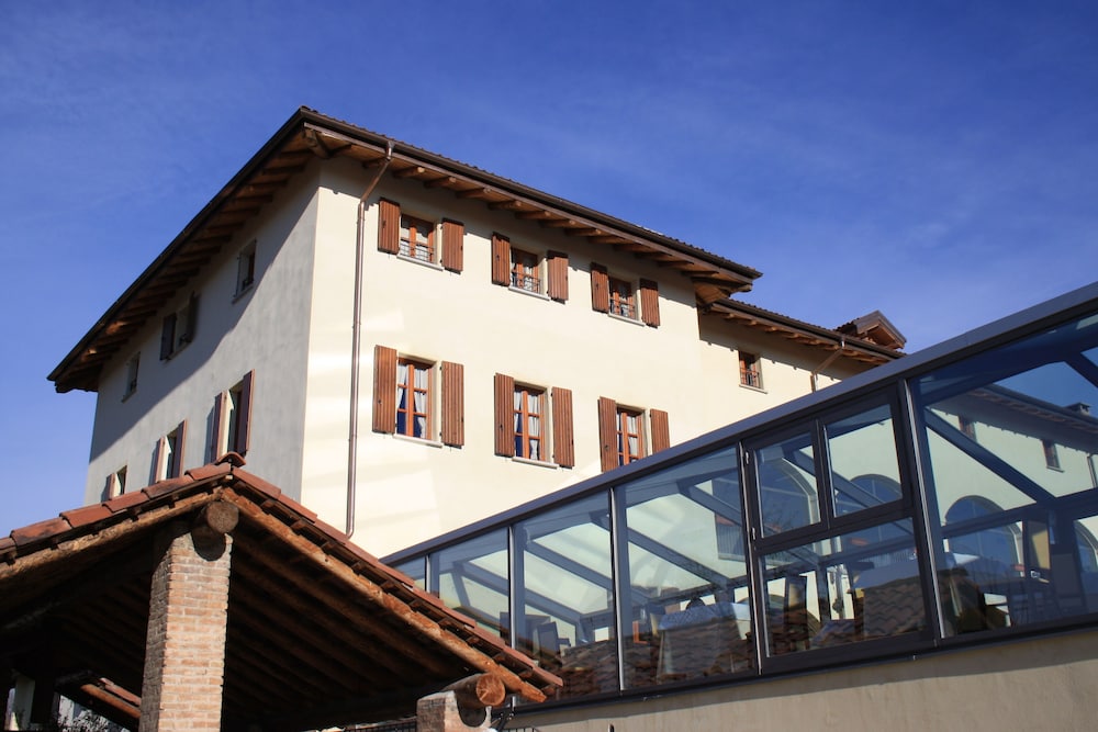 Hotel Cascina Canova — 4-Star Luxury Hotel in Uggiate Trevano, Italy