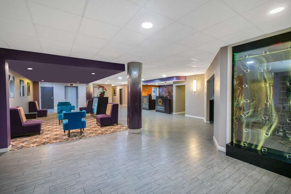 La Quinta Inn & Suites by Wyndham Memphis Airport Graceland - photo 11