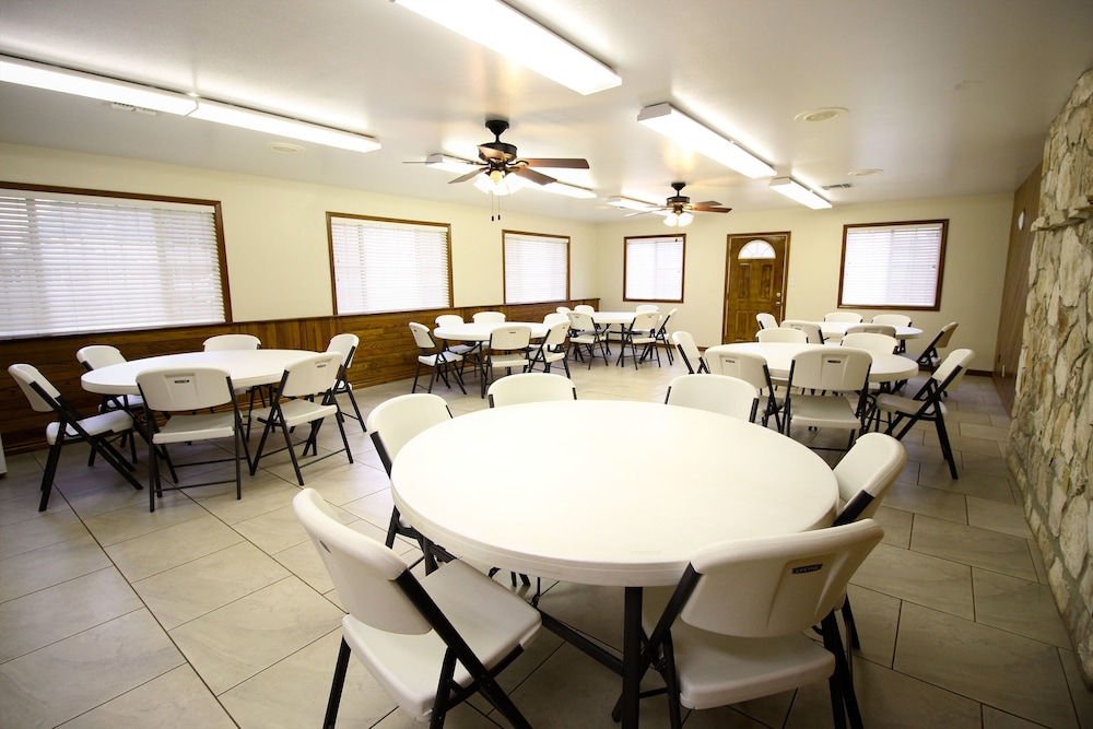 Peach Tree Inn & Suites - photo 59