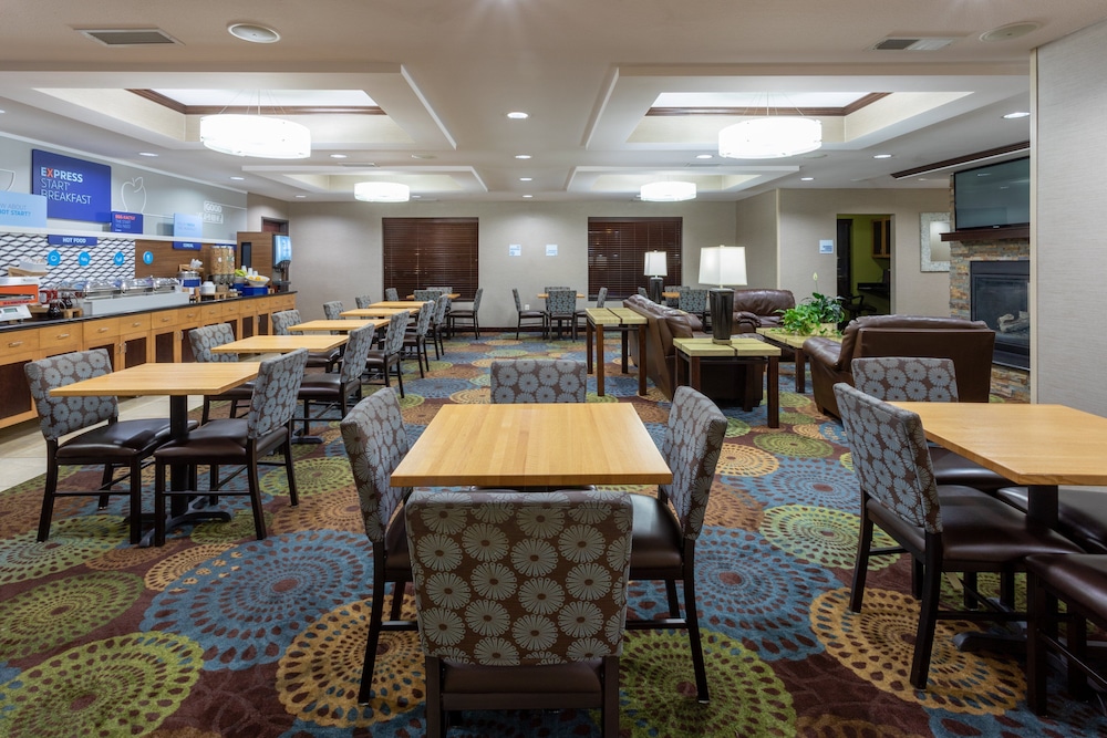 Holiday Inn Express & Suites Rochester Mayo Clinic Area by IHG - photo 28