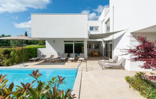 Luxury Villa Kate with pool in Zminj — 4-Star Luxury Hotel in Zminj, Croatia