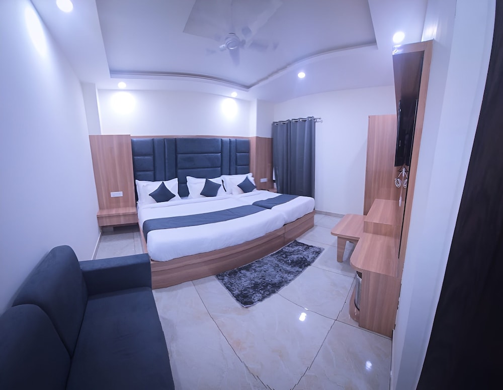 Hotel The Katra Avenue in Riasi, India