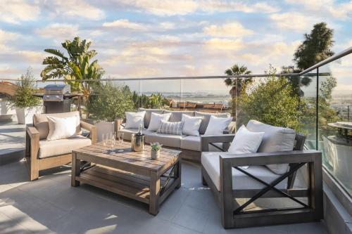 4 Bedroom 2 Bath with Ocean View Hot Tub Parking — 4-Star Luxury Hotel in San Diego, United States