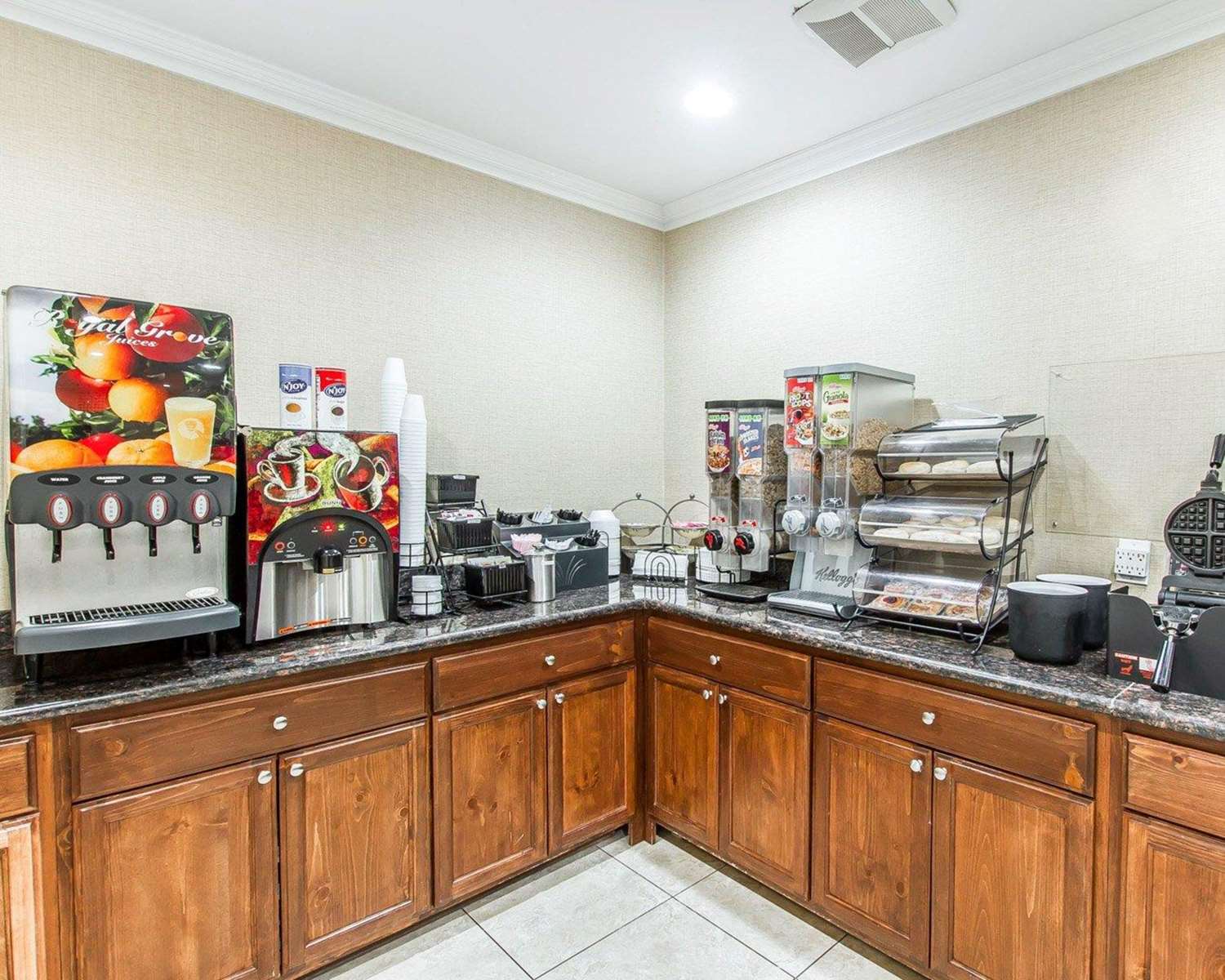 Super 8 by Wyndham Mesa Downtown Near Convention Center - photo 18