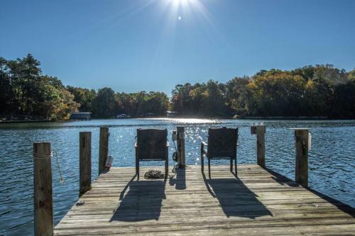 Waterfront House with Private Dock and Fishing — 4-Star Luxury Hotel in Kilmarnock, United States