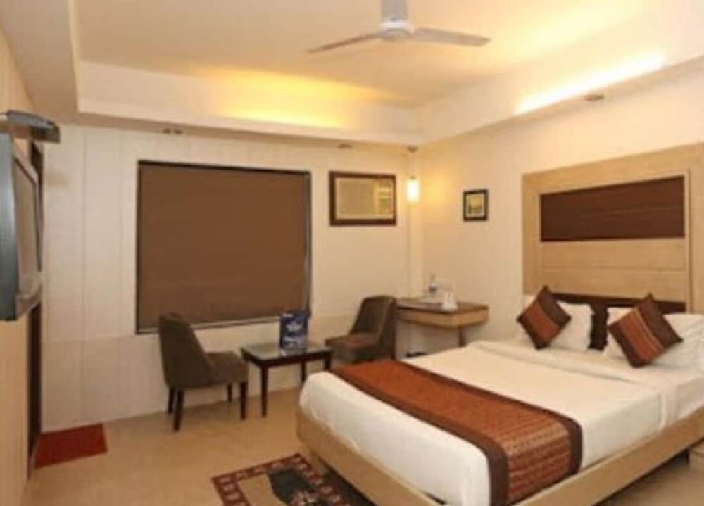 Pacific Inn Huda City Centre Sec 41