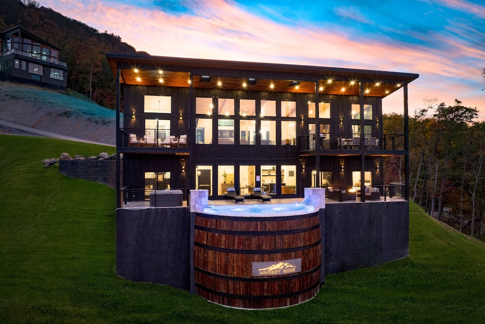 Whiskey Ridge by AvantStay Infinity Pool Hot Tub Game Room Panoramic Views — 4-Star Luxury Hotel in Sevierville, United States