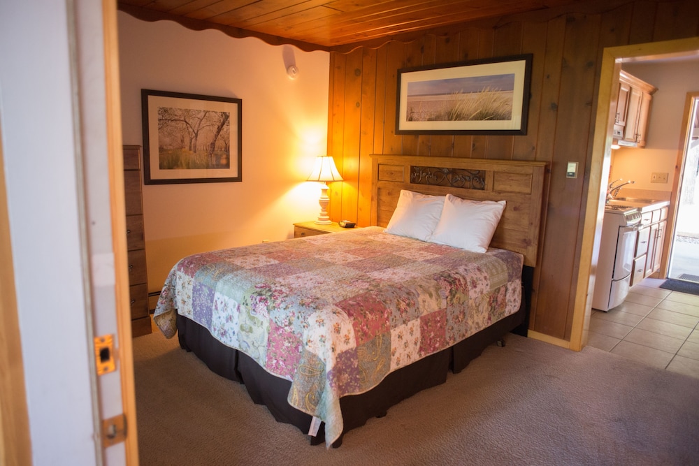 M 22 Inn Suttons Bay - photo 8
