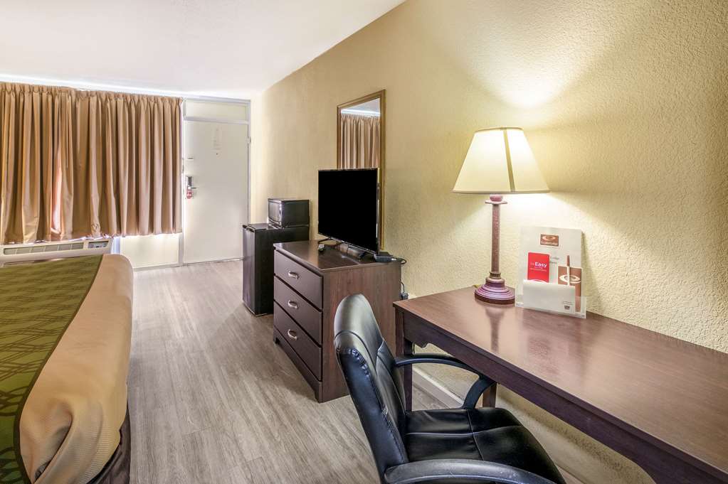 Econo Lodge Andalusia - photo 17