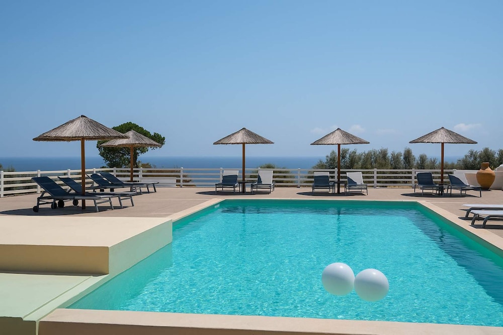 Sunny Studio Nestled Near a Refreshing Shared Pool - last minute hotel in Samos