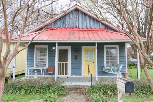 Shanty Bellum Too 2b1b Washer Dryer Full Kitchen — Natchez