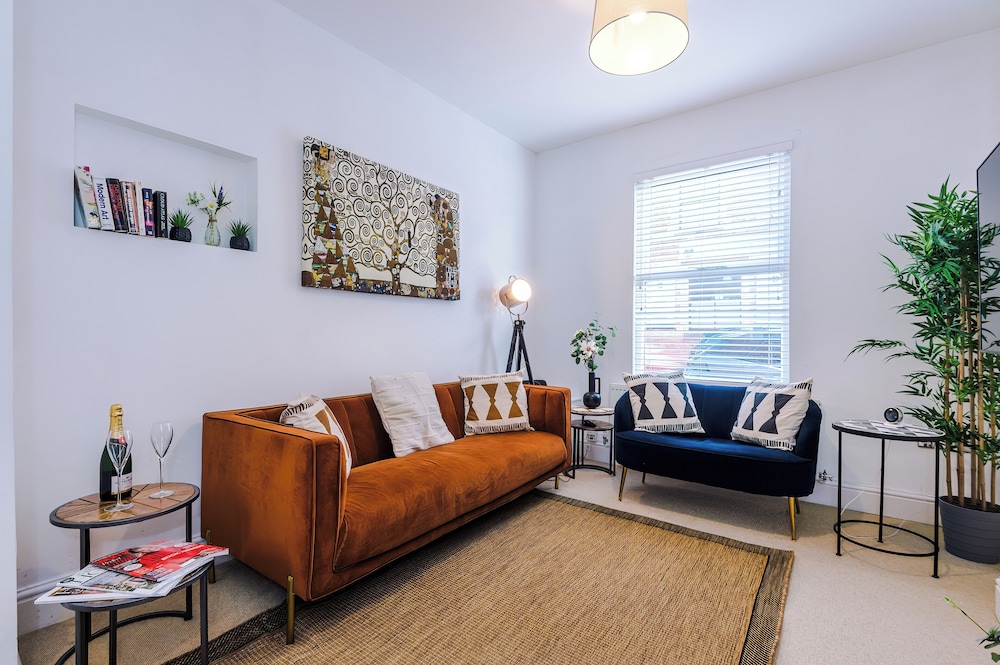 Stylish 3 Bed City Centre Home in Chester by 53 Degrees Property Ideal for Groups Private Parking — 4-Star Luxury Hotel in Chester, United Kingdom