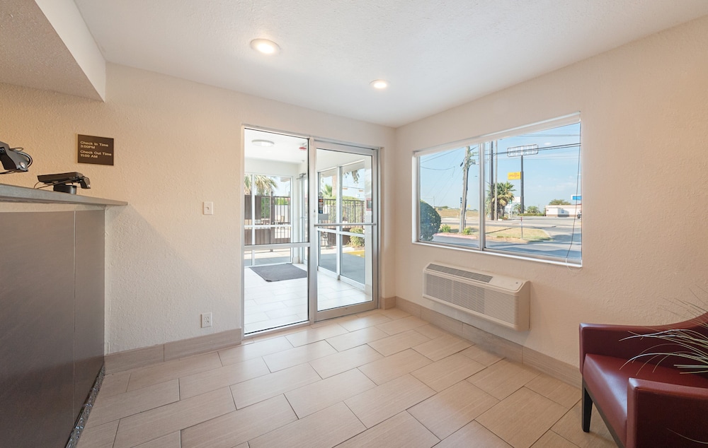 Red Roof Inn San Antonio E Frost Bank Center - photo 3