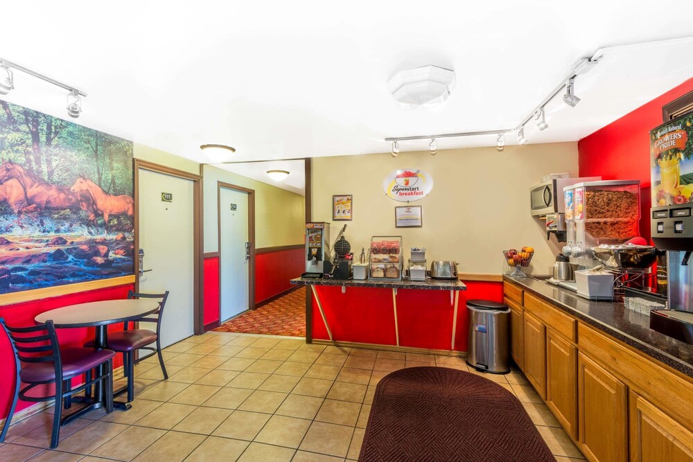 Super 8 by Wyndham Sheridan - photo 4