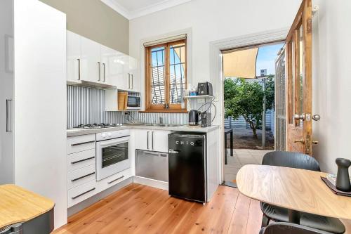 ‘The Cosy Corner’ Classic Haven with Modern Comforts — Adelaide — photo 3