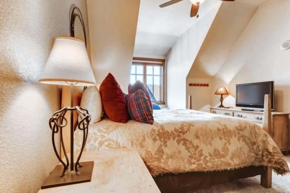 Downtown Breckenridge 2 Bedroom Condo Steps to Lifts and Main Street — 4-Star Luxury Hotel in Breckenridge, United States