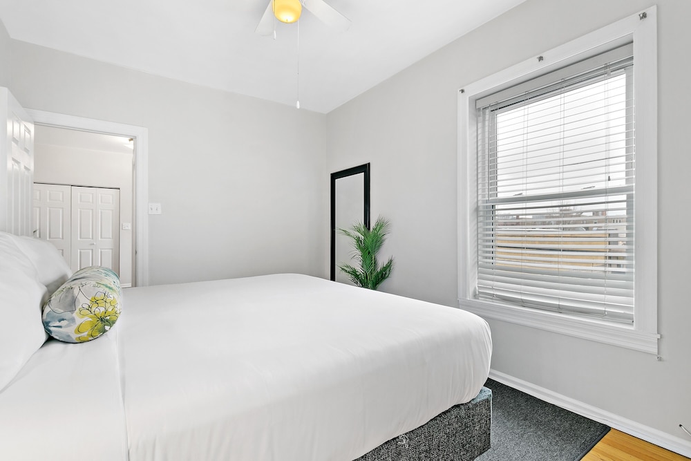 King Bed Full Kitchen Rogers Park 5mins Loyola - photo 16