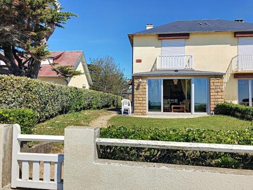 Appartement Jullouville 2 pièces 2 Personnes FR 1 361 154 — 4-Star Luxury Hotel in Jullouville, France