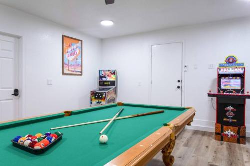 Spacious 5 BR Home with Games and Spa