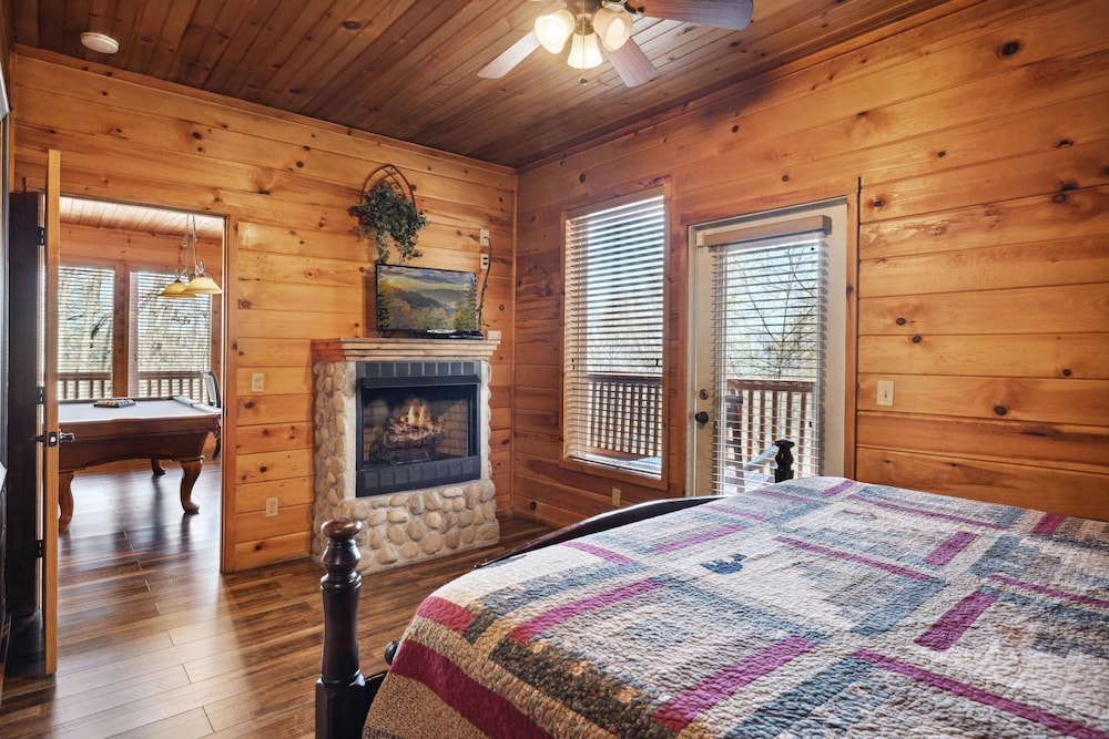 Emerald City Lights 203 Two Bedroom Cabin — 4-Star Luxury Hotel in Gatlinburg, United States