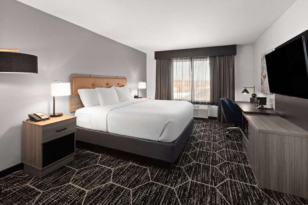 La Quinta Inn & Suites by Wyndham Meridian - photo 27