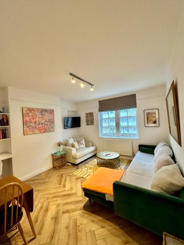 Bright and Airy Two Bedroom Apartment — 4-Star Luxury Hotel in London, United Kingdom