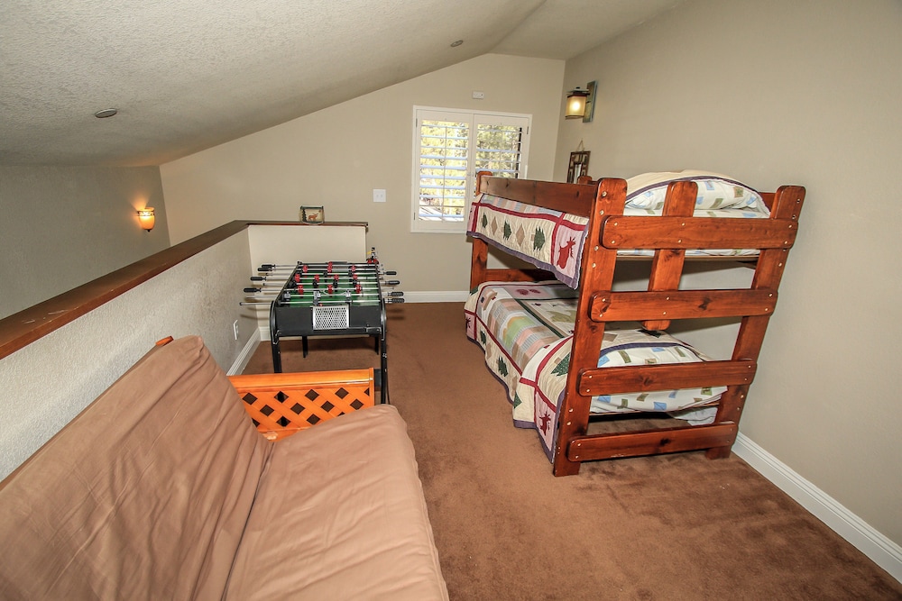Summit Getaway Condo Affordable and ideally located Wood burning fireplace Walk to Ski Resort - photo 20