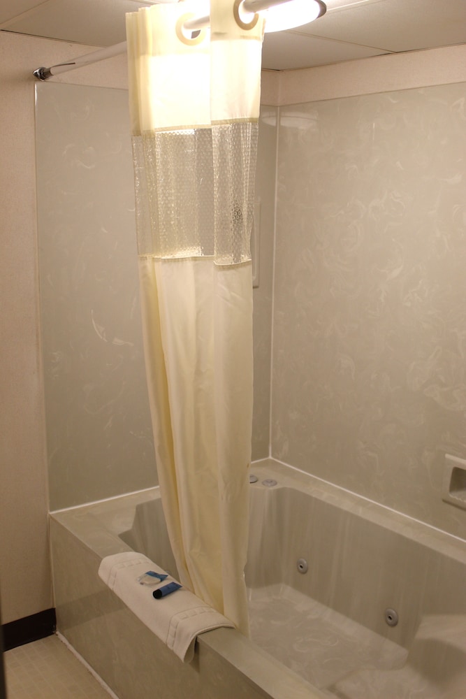 Lamplighter Inn & Suites South - photo 36