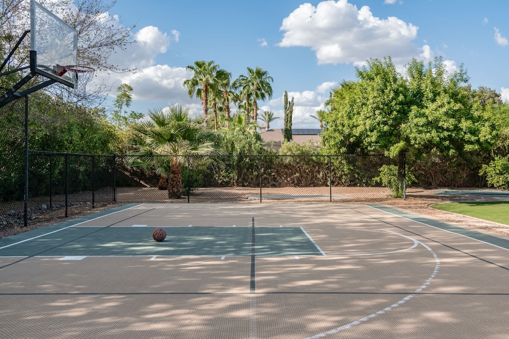 Preston by Avantstay 6BR Desert Oasis w Basketball Court Pool & Hot Tub - photo 24