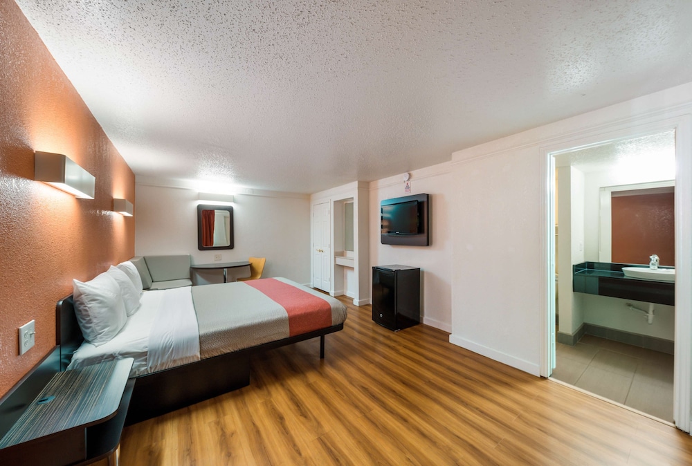 Motel 6 Dallas TX Farmers Branch - photo 11