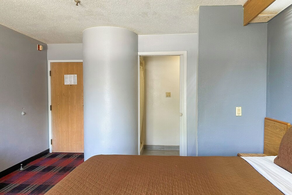 Classic Inn By OYO I 240 Near Memphis Airport - photo 32