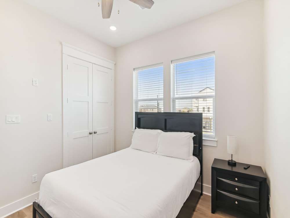Sandy Smiles by Ryson Vacation Rentals — 4-Star Luxury Hotel in Galveston, United States