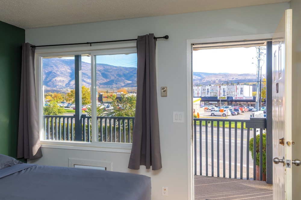 The Maple Leaf Motel Inn Towne — hotel in Oliver