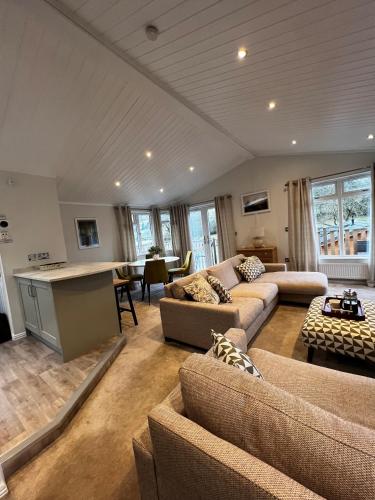 Lowena Lodge — 4-Star Luxury Hotel in Windermere, United Kingdom