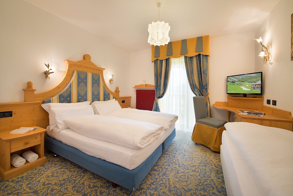 Hotel Cristallo — hotel in Moena
