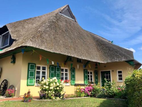 Im Reetdachhaus - carbon neutral hotel in Wustrow