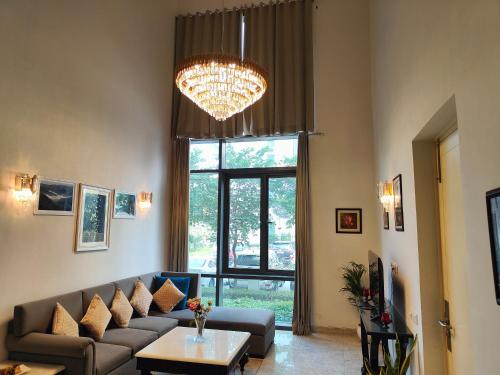 Stylish 2BHK Ground Floor Apartment near Golf Course Road — 4-Star Luxury Hotel in Gurgaon, India
