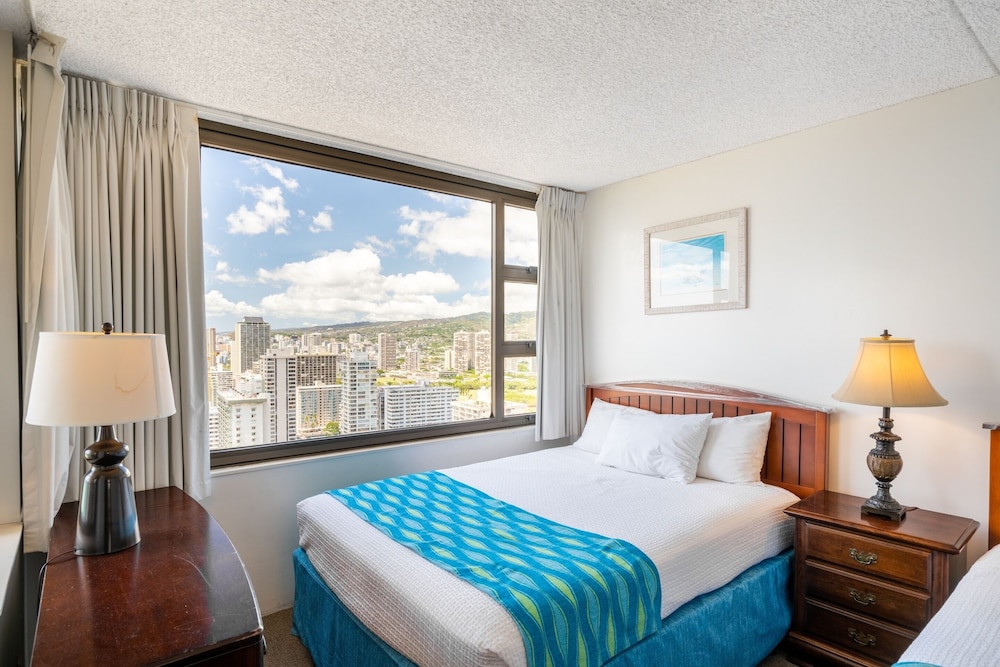 Standard Ocean View Condo 35th floor views Free parking & Wifi by Koko Resort Vacation Rentals Honolulu - photo 3