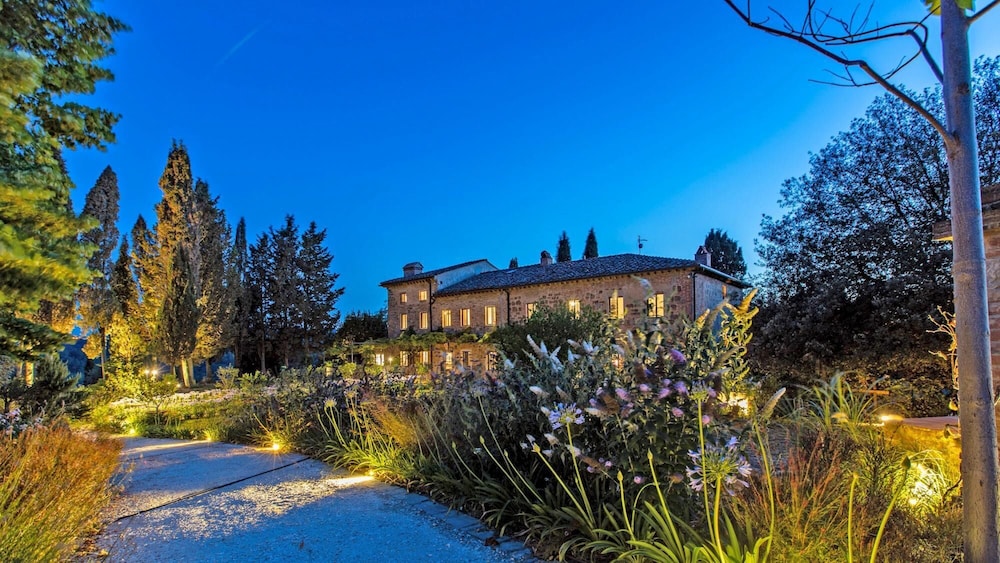 Aquadivina 16 — 4-Star Luxury Hotel in Palaia, Italy