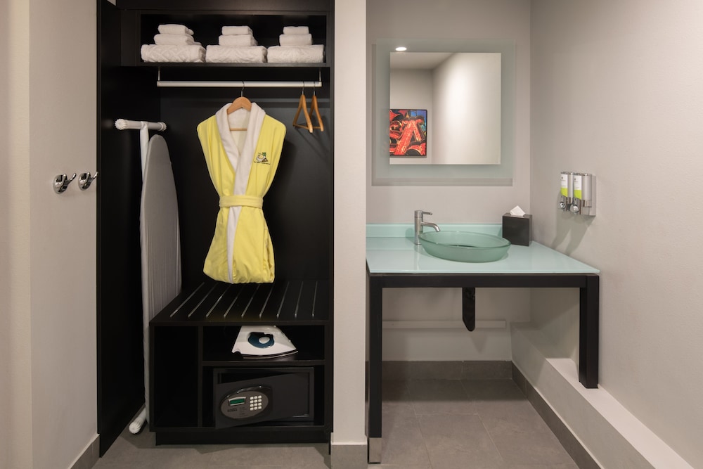 Staypineapple Hotel FIVE Downtown Seattle - photo 21