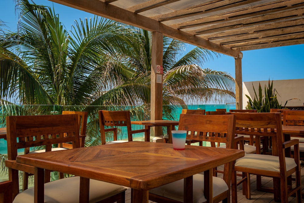 Poolside bar