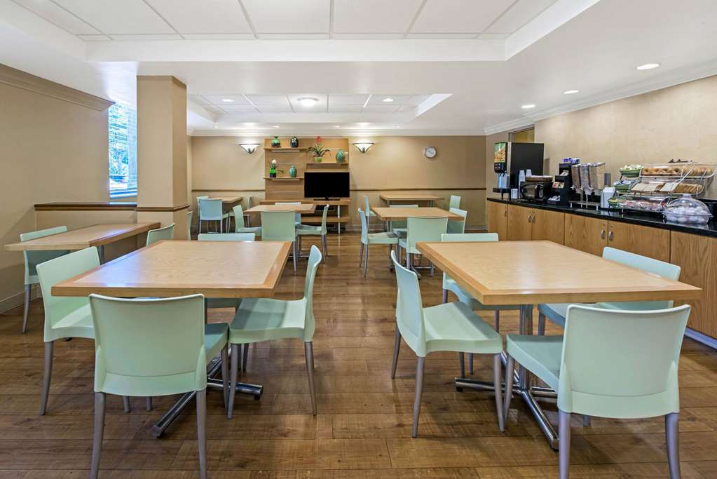 La Quinta Inn & Suites by Wyndham West Palm Beach Airport - photo 28